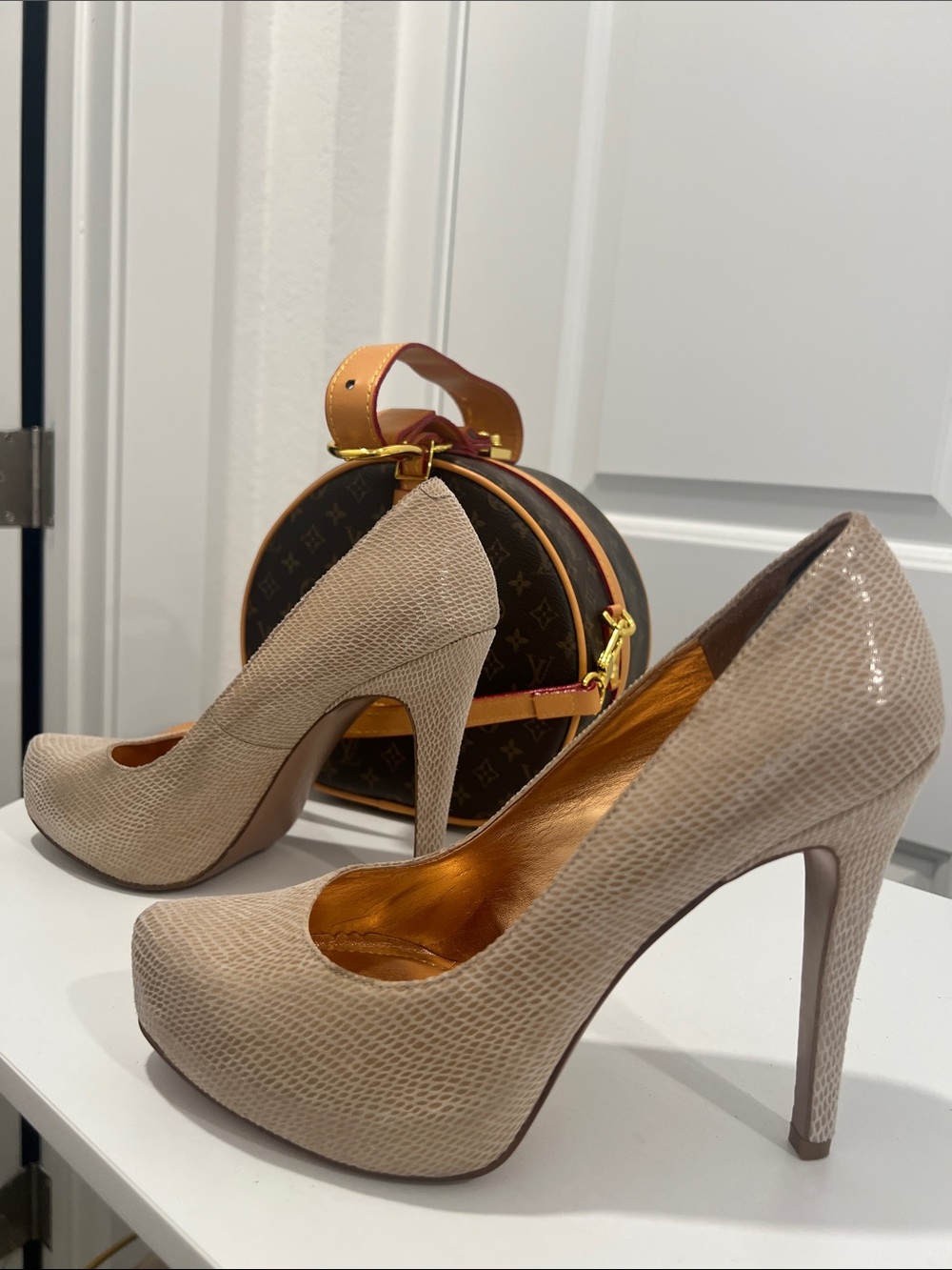 BCBGeneration Taupe Beige Textured Pointed-Toe Pumps size 7B